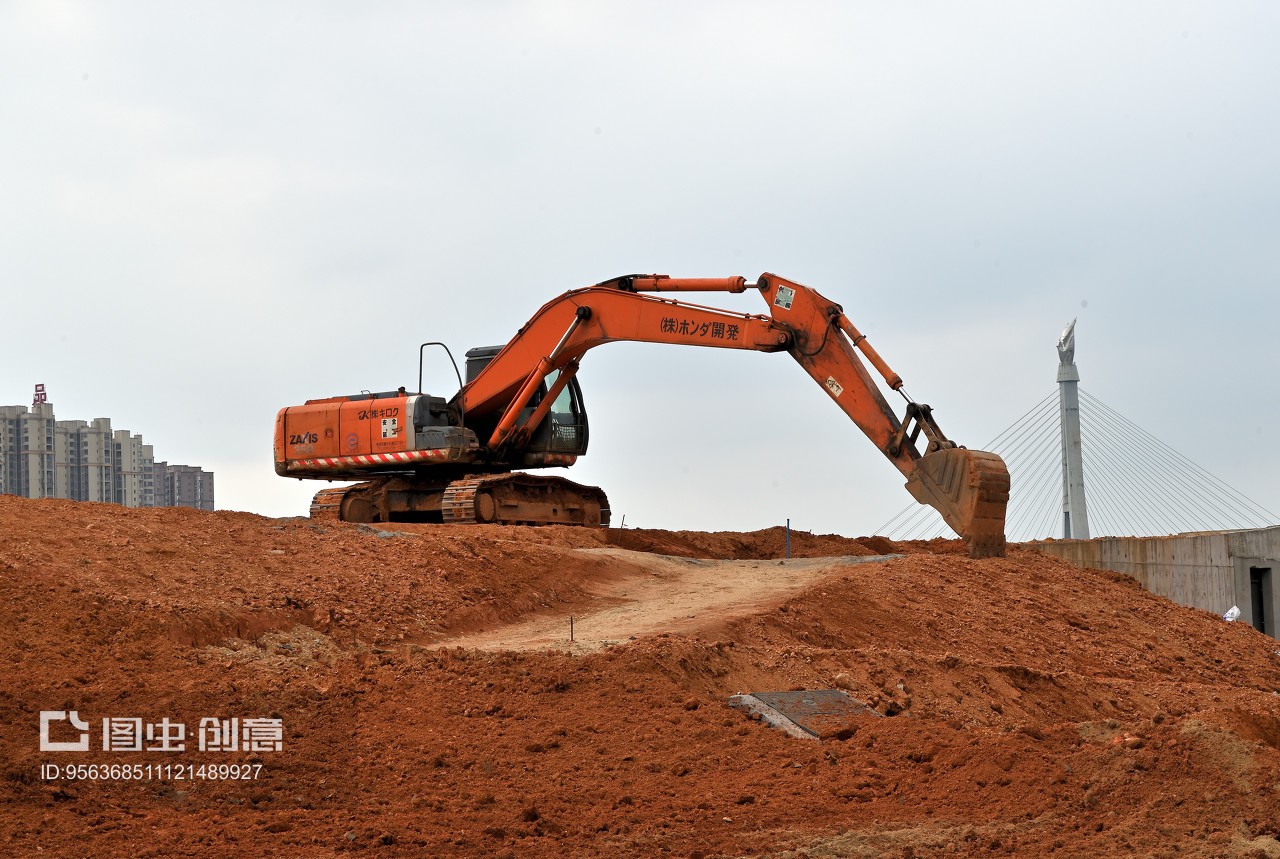 城市建設(shè)工地的大型機械設(shè)備